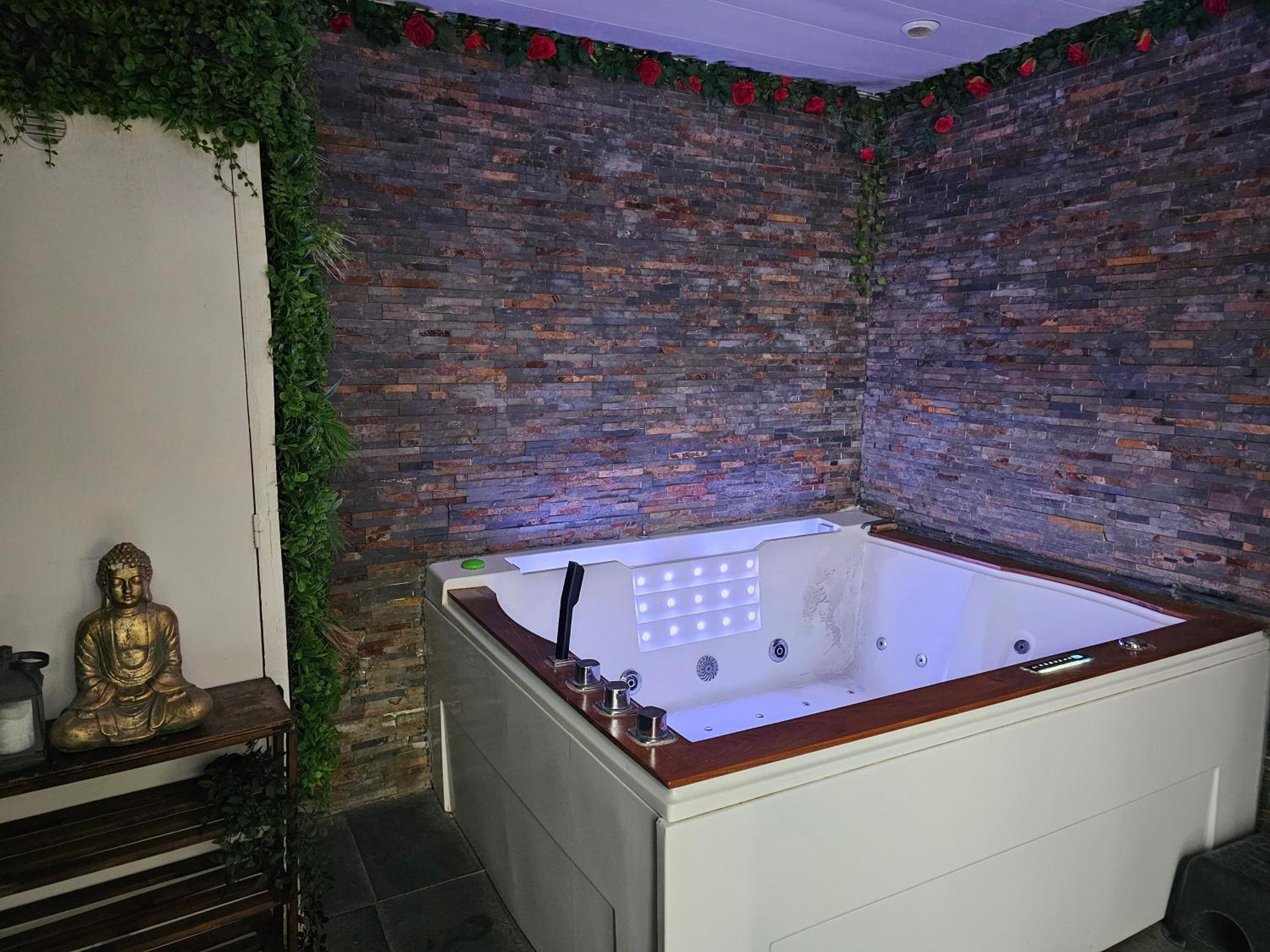 Les Bulles Medievales - Appartement Dedie Au Bien Etre Avec Spa - Netflix Et Wifi - Climatisation การ์กาซอน ภายนอก รูปภาพ